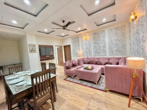 2 BHK Serviced Luxury Apt & bonfire & Garden & pool by Kasauli Vista